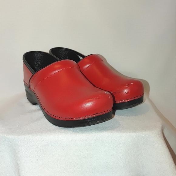 hospital clogs dansko